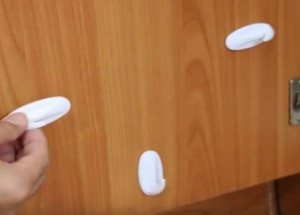 Nalepila klasické plastové háčky do dveří kuchyňské linky. Až uvidíte výsledek, budete to chtít také!