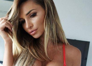 Jedna jediná fotka jí vydělá přes 80 000 Kč. Až uvidíte celé její tělo, rychle pochopíte proč!