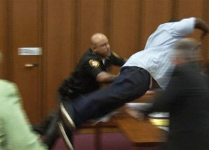 Vrah jeho dcery se mu smál u soudu do tváře. Koukněte se, jak zdrcený otec zareagoval...