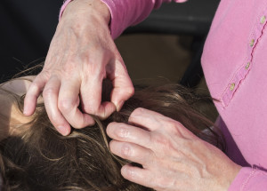 Zanedbali svou malou holčičku a ve vlasech se jí přemnožili vši. Tento extrém není pro slabé povahy!