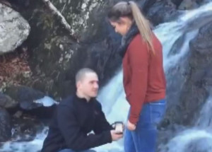 Žádost o ruku neproběhla vůbec podle plánu. Tohle by nerozdýchal asi žádný muž!