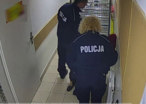 Policistka si navlékla gumovou rukavici. To, co udělá za chvíli, otřese s úplně každým!