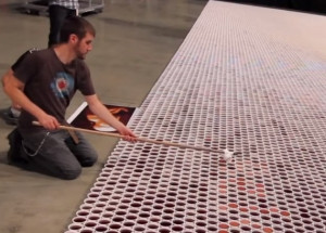 Naplnil 66 000 kelímků s čajem a nikdo nechápal proč. Pravý šok přišel, až se kamera oddálila!