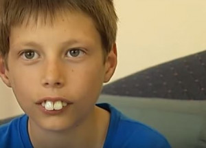 Říkali mu “Králičí kluk”. Příběh chlapce, který si prožil skutečné peklo