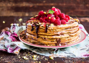 Palačinkový dort s ovocem, který stojí za hřích