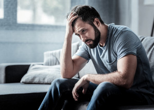 Muž opustil svou těhotnou milenku. Po devíti měsících mu poslala pohlednici, která mu změnila život