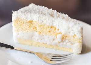 Milujete Raffaello? V tom případě musíte vyzkoušet tento kokosový dort, který chutná ještě lépe