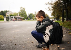 Vidíte na silnici sedět dítě? Okamžitě zamkněte dveře auta! Prozradíme vám proč