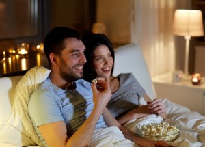 Jak posilnit vztah? Sledujte oblíbený seriál a jděte spát společně