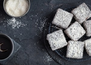 Kokosové řezy s čokoládovým pudinkem a polevou