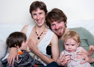 Matka, která se vymyká standardům rodičovství: Její syn má 5 let a stále jej kojí