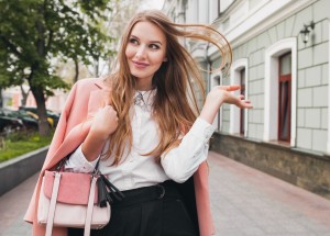 Přes rameno nebo v ruce? Co o vás prozradí způsob, kterým nosíte kabelku