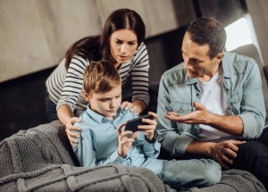 Největší hrozbou pro děti na internetu je rizikové seznámení