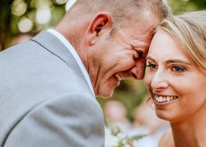 Slepá nevěsta si „prohlédla“ své svatební fotky. Díky geniálnímu nápadu fotografa si splnila svůj sen