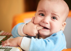 Růst prvních zoubků u dětí: Jak miminku ulevit od bolesti a zároveň se trochu vyspat?