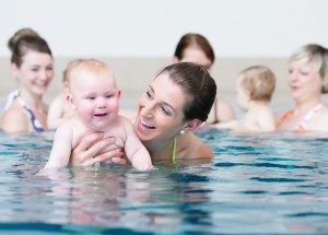 Instruktorka plavání vyzvala ženu, ať s dítětem opustí bazén: Za vše mohlo kojení