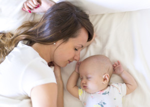 Spíte s miminkem v jedné posteli? I když je to pohodlné, ohrožujete jeho bezpečnost