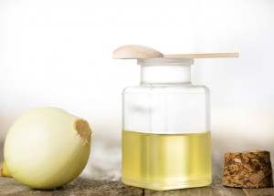 Vyzkoušejte šťávu z cibule na jiný způsob: Jako přírodní zázrak na růst vlasů