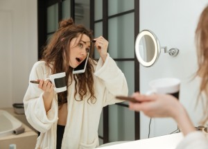 Rychlý make-up do práce nebo do školy: Jak se namalovat během pár minut?