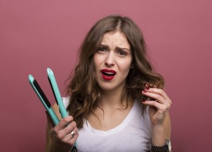 Dejte sbohem žehličce na vlasy. Svou hřívu si rovnejte přirozeným způsobem