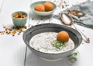 Krémová polévka z barevné čočky, kroketa z čočky a bramborového pyré