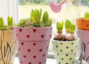 Pozvěte si domů jaro: Tento nápad na jarní dekoraci z živých květin si zamilujete