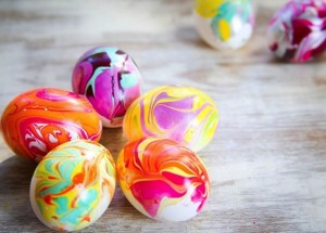 Tip na originální velikonoční dekoraci: Ozdobte vajíčka lakem na nehty