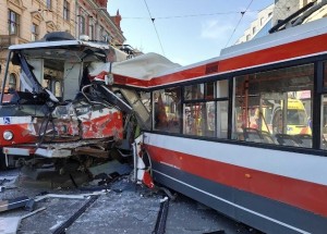 Video ze srážky trolejbusu a tramvaje v Brně: Za nehodu mohla technická závada