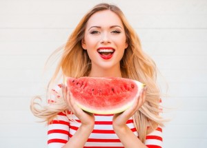 Milujete vodní melouny? Pokud mají trhliny nebo žlutá vlákna, jejich konzumaci si dobře rozmyslete