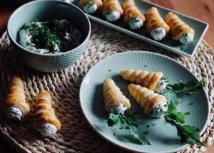 Pažitkové listové kornoutky s pěnou z nivy