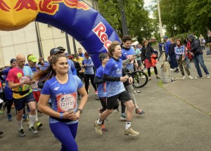 Po deseti letech na vozíčku první kroky. Celý svět běžel pro ty, kteří sami nemohou