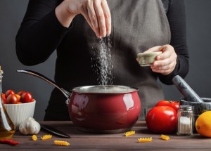 Přesolila jste jídlo? Prozradíme vám jednoduché triky, jak jej zachránit
