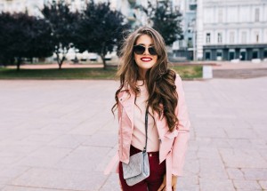 Vlnité vlasy během pár minut? Vyzkoušejte trik vloggerky Gilmakeup, která používá obyčejné kovové síto a fén