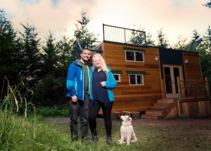 Zamilovaní cestovatelé si postavili miniaturní dům snů: Na 22 metrech čtverečních mají konečně stálý domov