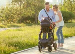 Oblíbený nešvar českých maminek jménem bavlněná plenka přes kočárek: Proč tím nevědomky škodí svým dětem?