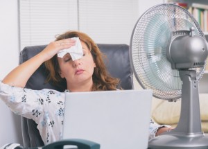 Jak přežít vedra v kanceláři? Klimatizace a zeleň jsou základ