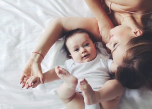 Belgická fotografka sdílela kontroverzní snímky porodu do průhledné vany: Její fotky jsou podle některých lidí nevhodné a pobuřující