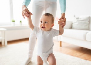 Zajistěte svým dětem bezpečný domov: Největším nebezpečím jsou pro ně jedovaté rostliny, čisticí prostředky a otevřená okna