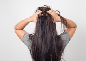 Jak funguje suchý šampon? Nejde o plnohodnotnou náhradu za mytí, vašim vlasům může spíš uškodit