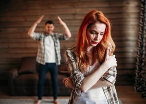 Žijete v nezdravém partnerském vztahu? Nenechte se kvůli lásce ponižovat a raději otevřete oči