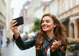 Sdílíte na Facebooku či Instagramu víc selfíček, než je zdrávo? Podle psychologů trpíte selfitidou