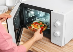 Dezinfekce kuchyňské houbičky nebo snadnější loupání česneku a rajčat. I tak můžete použít mikrovlnnou troubu