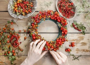 Podzimnímu věnci na dveře nejvíc sluší přírodniny: Nasbírejte kukuřici, šípky, mochyni či kaštany a pusťte se do díla