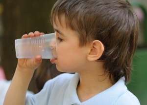 Slovenští rodiče sdíleli nesmyslný požadavek jedné mateřské školky: Každé dítě má dle seznamu pomůcek přinést 100 kusů plastových kelímků