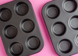 Plech na muffiny má i jiná využití: Místo na pečení jej použijte jako organizér šperků či stojan na svíčky