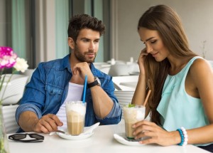 Jak poznáte, že se mu líbíte? Pozorně sledujte řeč těla i chování svého tajného ctitele