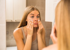 Váčky pod očima nemaskujte pouze kosmetikou: Řešte příčiny jejich vzniku