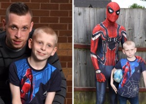 Britský táta, který má syna s autismem, se převléká do kostýmu Spidermana: Pomáhá mu tím zvládat jeho nálady
