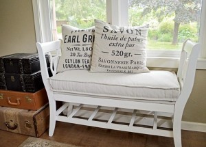 Staré židle nepatří na sběrný dvůr: Vyrobte si z nich lavičku na zahradu i do předsíně