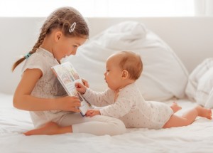 Dívka z amerického Marshalltownu zachránila svou 7týdenní sestřičku dýcháním z úst do úst: Její hrdinský čin ocenili zdravotníci i starosta